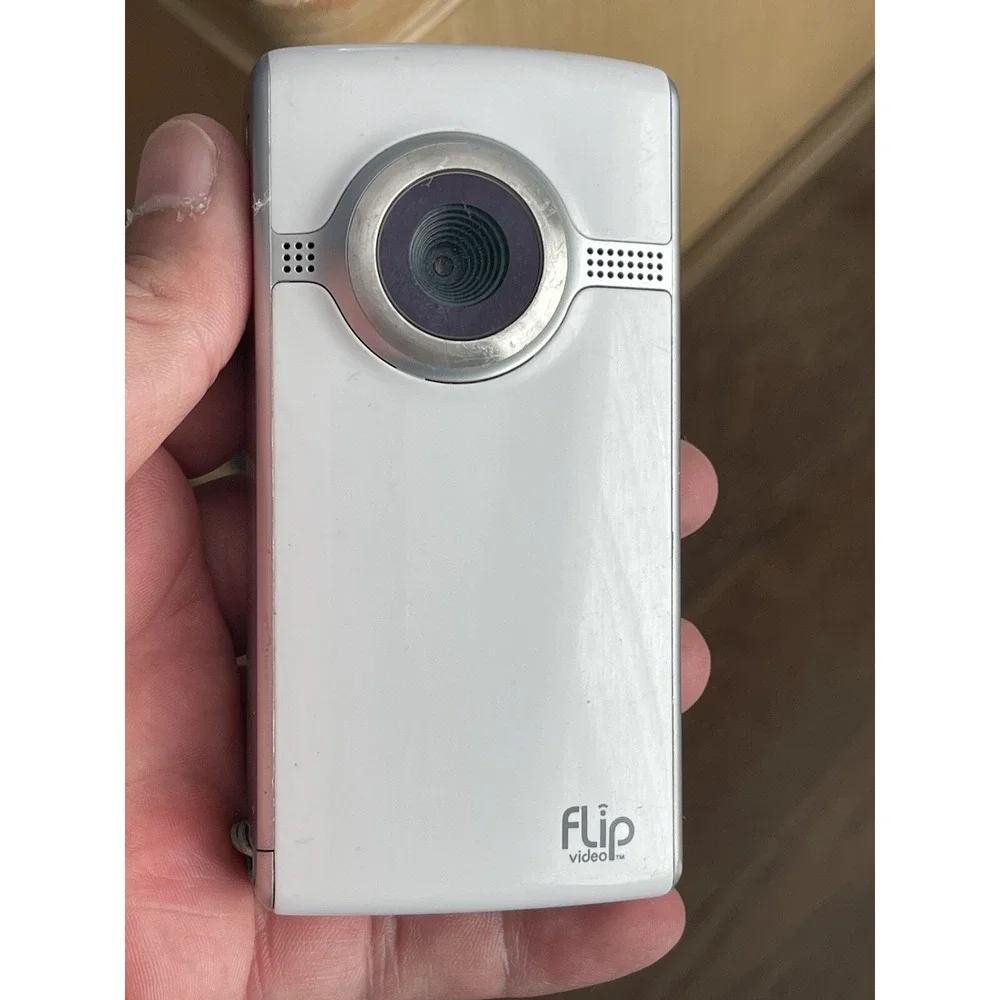 Pure Digital F230W Flip Video White Silver 1.5